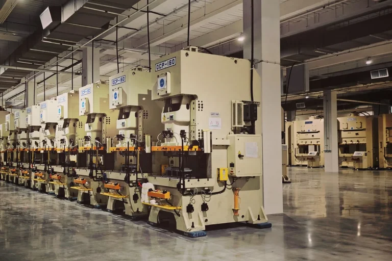 Línea de prensas en una planta de manufactura