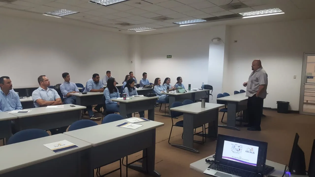 Participantes en sesion de formacion en aula de Escala University