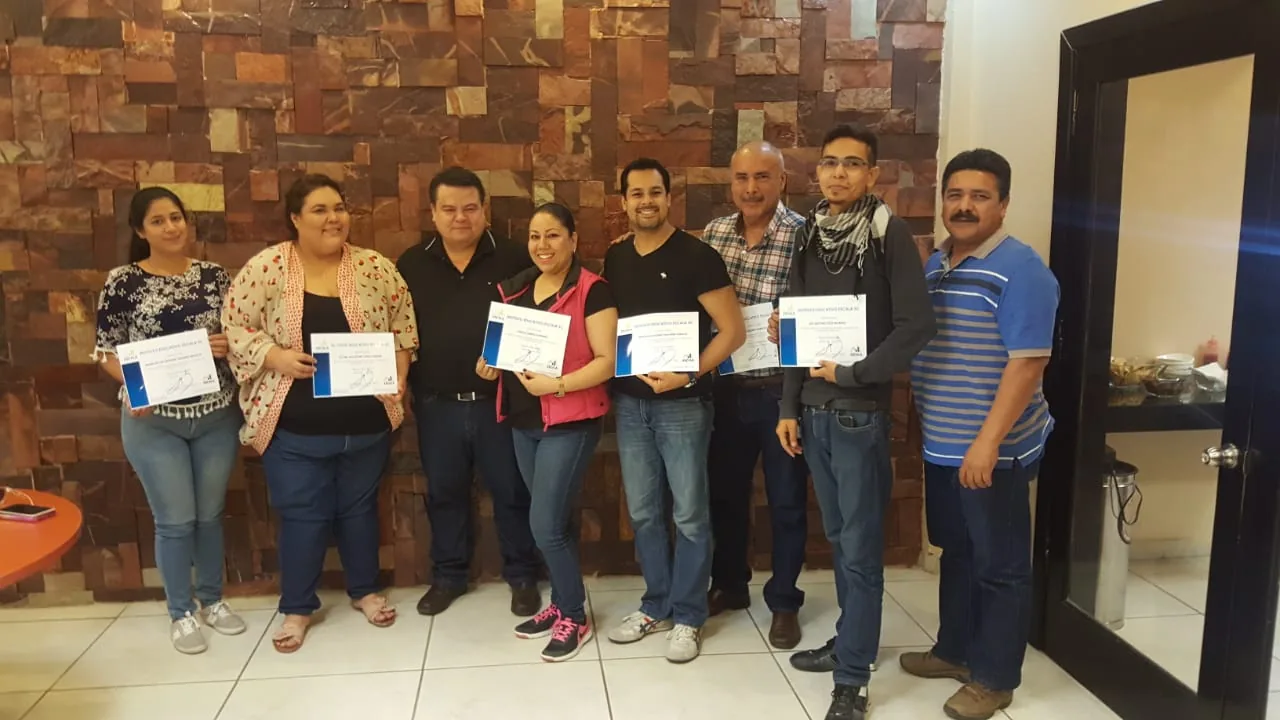 Generación de Escala University con sus reconocimientos en mano