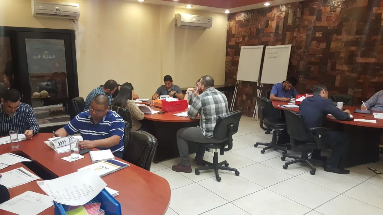 Equipo trabajando en sala de juntas en Escala University