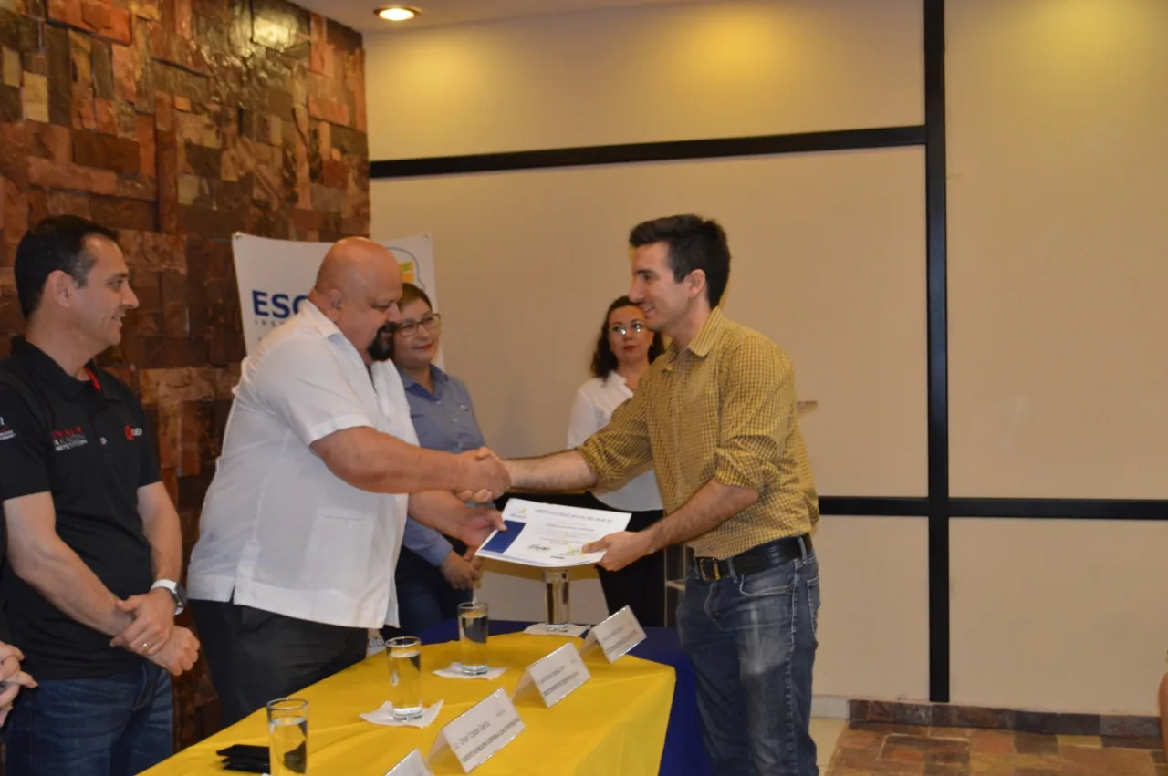 Entrega de reconocimiento a un participante de Escala University