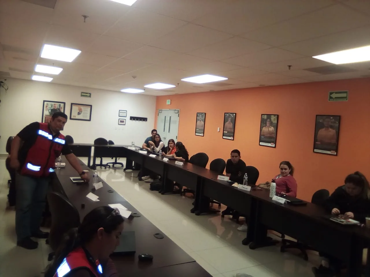Sala de formacion con participantes en Escala University