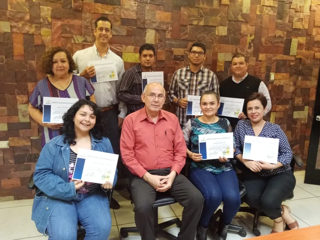 Participantes de Escala University con sus certificados