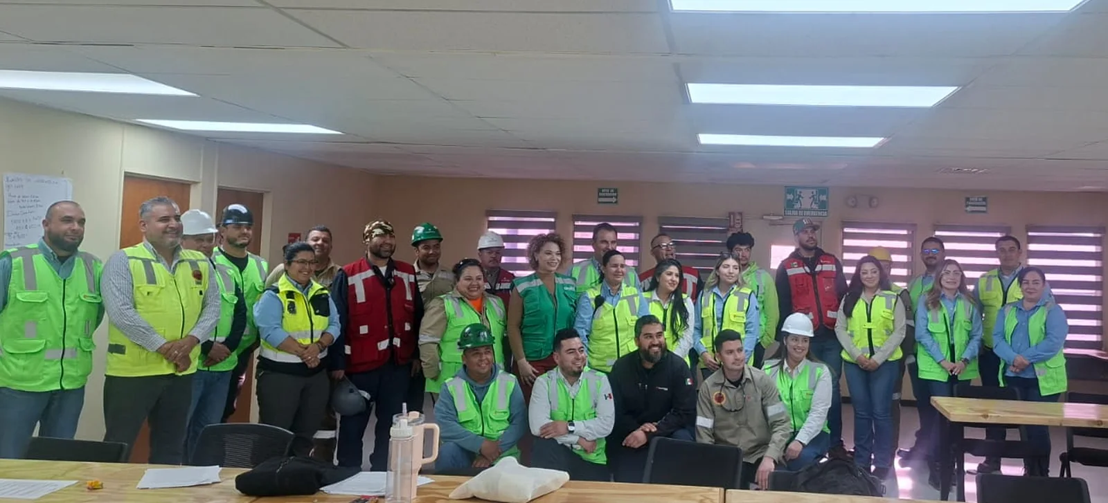 Trabajadores con chaleco de alta visibilidad en un curso de seguridad e higiene de Escala University, impartido en planta