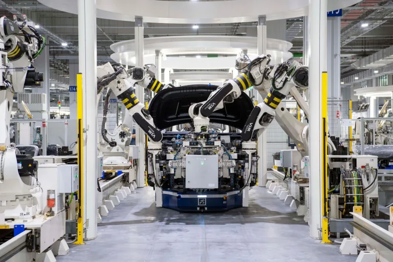 Robots trabajando sobre la carrocería de un auto