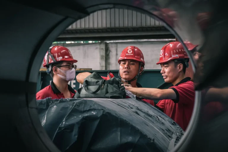 Técnicos revisando una pieza en planta