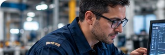 Técnico revisando datos en una pantalla