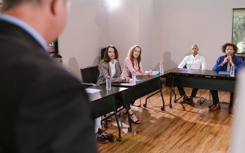 Grupo de trabajo en una sala de capacitación