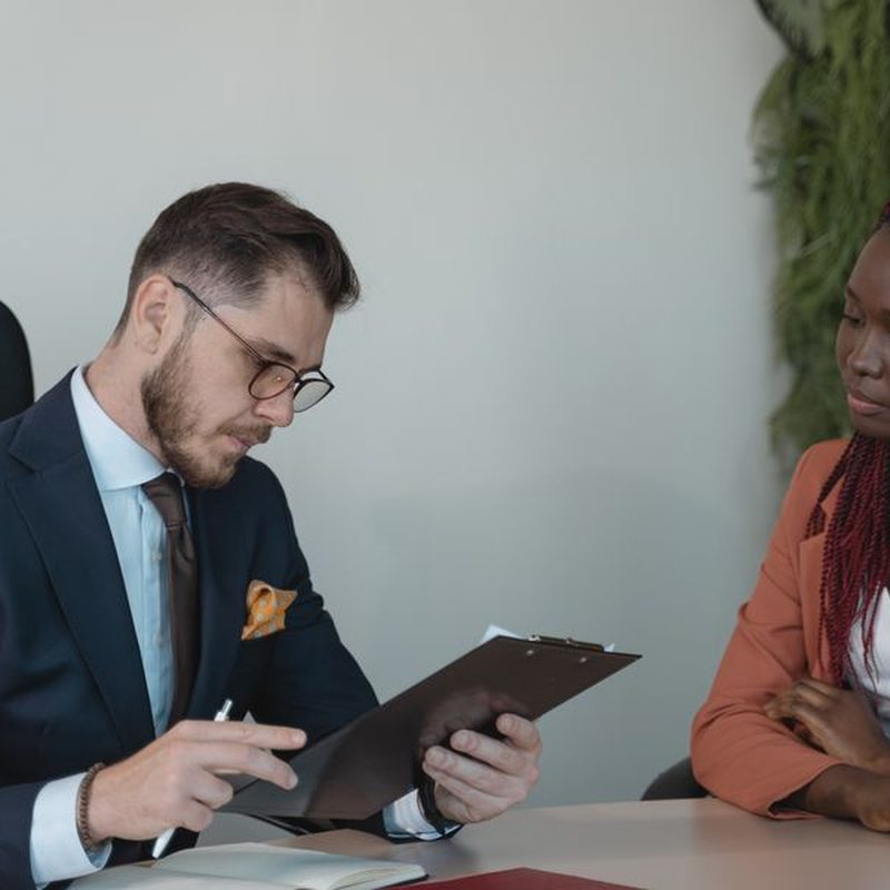 Profesional revisando un reporte en una reunión