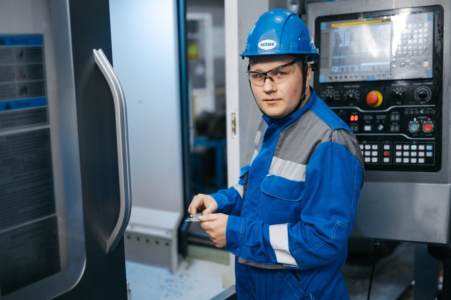Técnico con casco frente a un tablero de control
